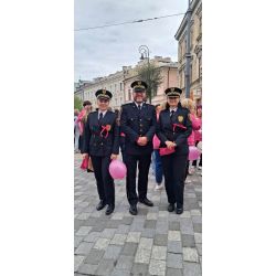 Dwie strażniczki oraz strażnik pozujący do zdjęcia